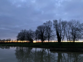 Coucher de soleil derrière l'étang du gîte Le Benouchon