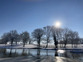 Etang du gîte Le Benouchon en hiver avec de la neige
