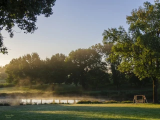 Brume matinale sur l'étang du gîte le Benouchon